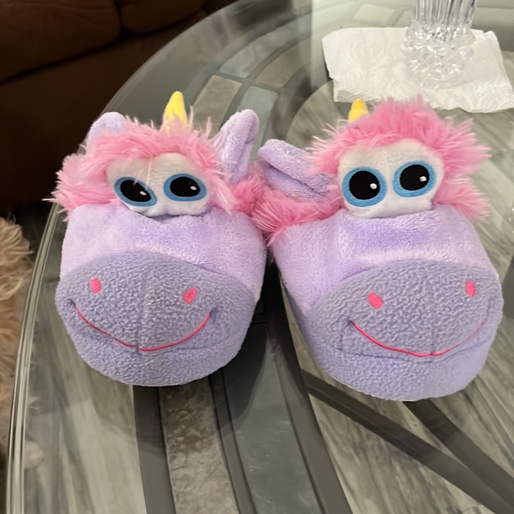 UNICORN SLIPPERS TODDLER SIZE S/M WORN A COUPLE TIMES GREAT CONDITION!